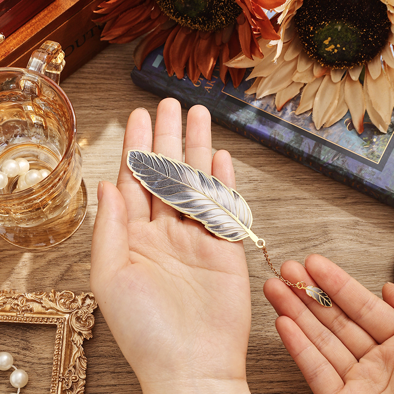 1 pc Vintage Feather Bronzing  - Vintage Fashion Books のレビューと価格